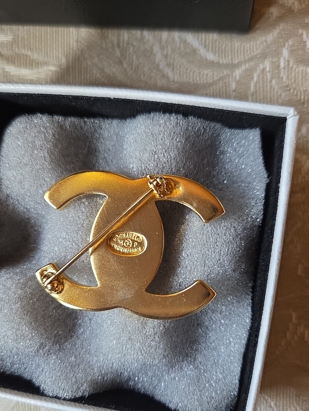 CHANEL Turnlock Gold CC Logo Brooch - Picture 4 of 5